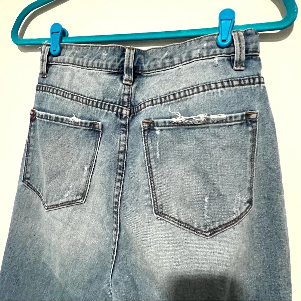 Urban Outfitters BDG High Rise Distressed Mom Jeans Size 27W - Picture 3 of 7